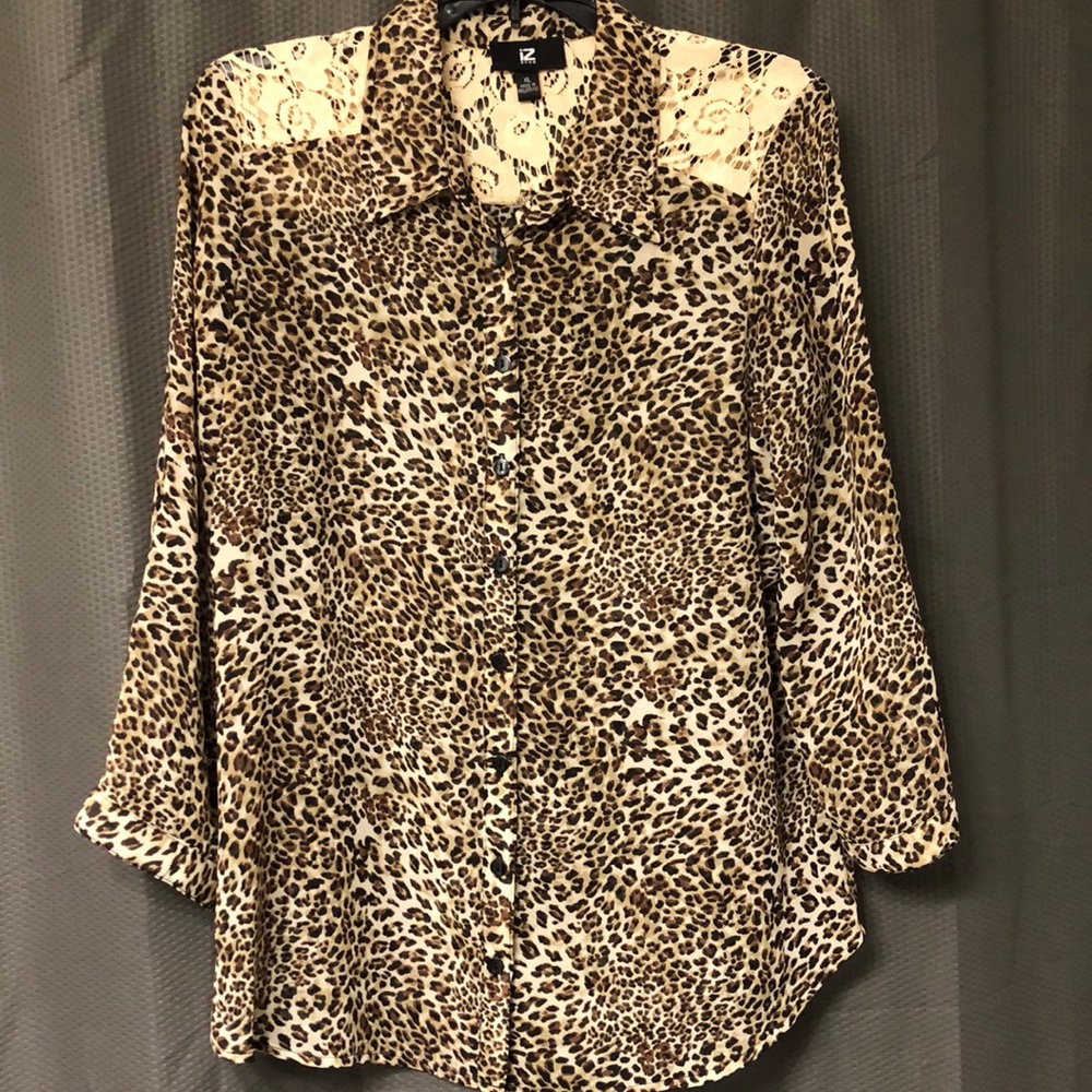 Leopard print XL button down w/lace shoulders top